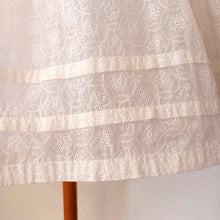 Charger l'image dans la galerie, 1950s - Lovely See-through Smoked Cotton Wedding Dress - W30 (76cm)