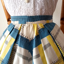 Charger l'image dans la galerie, 1950s - Fabulous Cotton Skirt - W25/26 (64/66cm)