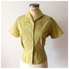 Charger l'image dans la galerie, 1950s - Delicious Avocado Green Embroidered Cotton Blouse - W42 (106cm)