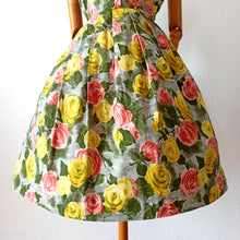 Charger l'image dans la galerie, 1950s - MAJESTÉ, France - Stunning Roseprint Dress - W28 (72cm)