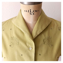 Charger l'image dans la galerie, 1950s - Delicious Avocado Green Embroidered Cotton Blouse - W42 (106cm)