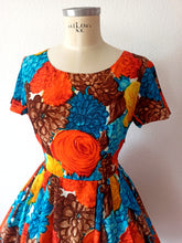 Carica l'immagine nel visualizzatore di Gallery, 1950s 1960s - Stunning Floral Print Cold Rayon Dress - W28.5 (72cm)