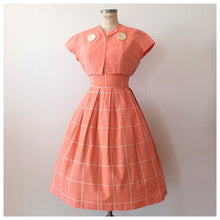 Charger l'image dans la galerie, 1950s - Adorable Massive Buttons Salmon Bolero Dress - W27.5 (70cm)
