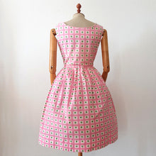 Charger l'image dans la galerie, 1950s 1960s - Adorable Green Diamonds Cotton Dress - W27/28 (68/70cm)