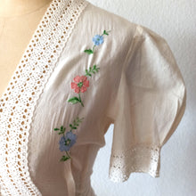 Laden Sie das Bild in den Galerie-Viewer, 1970s does 1940s - Beautiful Embroidery Cotton Blouse - W26 (66cm)