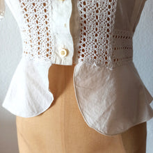 Laden Sie das Bild in den Galerie-Viewer, 1970s does 1940s - Beautiful Embroidery Cotton Blouse - W26 (66cm)