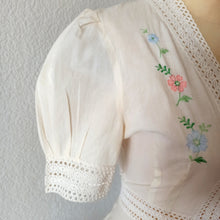 Laden Sie das Bild in den Galerie-Viewer, 1970s does 1940s - Beautiful Embroidery Cotton Blouse - W26 (66cm)