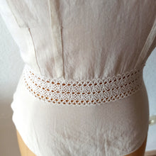 Laden Sie das Bild in den Galerie-Viewer, 1970s does 1940s - Beautiful Embroidery Cotton Blouse - W26 (66cm)