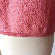 Laden Sie das Bild in den Galerie-Viewer, 1960s - Sweet Pink Ruffled Knit Top