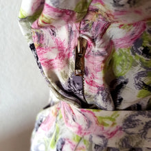 Charger l'image dans la galerie, 1950s 1960s - Gorgeous Roseprint Rayon Dress - W42 (106cm)