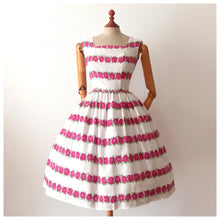 Charger l'image dans la galerie, 1950s - Adorable Roseprint Rayon Dress - W27 (68cm)