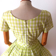 Charger l'image dans la galerie, 1950s - Adorable Green Checked Belted Dress - W27.5 (70cm)