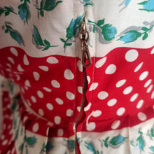 Charger l'image dans la galerie, 1950s - Exquisite Floral Dotted Red Cotton Dress - W28.5 (72cm)