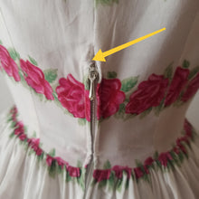 Charger l'image dans la galerie, 1950s - Adorable Roseprint Rayon Dress - W27 (68cm)