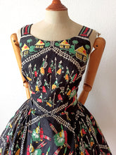 Charger l'image dans la galerie, 1950s - FRANCE - Stunning Novelty Print Dress - W31 (78cm)