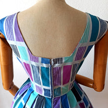 Charger l'image dans la galerie, 1950s 1960s - Gorgeous Abstract Purple Cotton Dress - W27.5 (70cm)