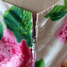 Charger l'image dans la galerie, 1950s - CHANTILLY, Switzerland - Stunning Roseprint Dress - W28 (70cm)