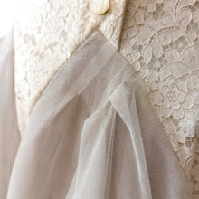 Charger l'image dans la galerie, 1950s - Italian Couture - Outstanding Cotton Lace Wedding Dress - W28 (70cm)