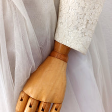 Charger l'image dans la galerie, 1950s - Italian Couture - Outstanding Cotton Lace Wedding Dress - W28 (70cm)