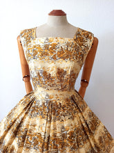 Charger l'image dans la galerie, 1950s - Fabulous Novelty Print Cotton Dress - W27.5 (70cm)