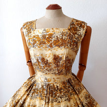 Charger l'image dans la galerie, 1950s - Fabulous Novelty Print Cotton Dress - W27.5 (70cm)