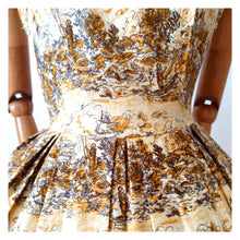 Charger l'image dans la galerie, 1950s - Fabulous Novelty Print Cotton Dress - W27.5 (70cm)