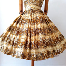 Charger l'image dans la galerie, 1950s - Fabulous Novelty Print Cotton Dress - W27.5 (70cm)