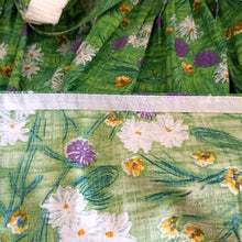 Laden Sie das Bild in den Galerie-Viewer, 1950s 1960s - Stunning Floral Garden Cotton Dress - W27.5 (70cm)