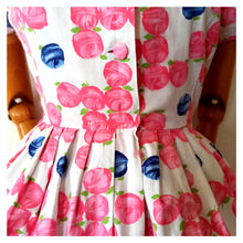 Cargar imagen en el visor de la galería, 1950s - Adorable Roseprint Cotton Dress - W26 (66cm)