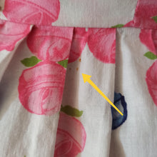 Cargar imagen en el visor de la galería, 1950s - Adorable Roseprint Cotton Dress - W26 (66cm)