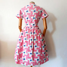 Cargar imagen en el visor de la galería, 1950s - Adorable Roseprint Cotton Dress - W26 (66cm)