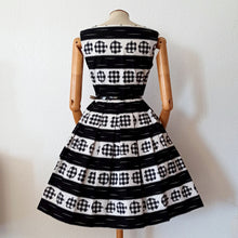 Load image into Gallery viewer, 1950s - BERLINER ERZEUGNIS, Berlin - Stunning Black & White Dress - W30 (76cm)