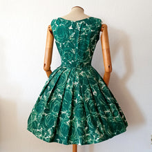 Charger l'image dans la galerie, 1950s 1960s - Gorgeous Green Roseprint Cotton Dress - W27 (68.5cm)