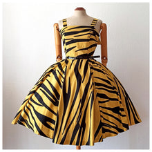 Laden Sie das Bild in den Galerie-Viewer, 1980s Does 1950s - GEORGES RECH, Paris - Animal Print Dress - W27 (68.5cm)
