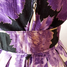 Charger l'image dans la galerie, 1950s - Stunning German Purple Clovers Dress - W26 (66cm)