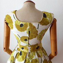 Charger l'image dans la galerie, 1950s - Gorgeous German Floral Dress - W26 (66cm)