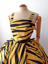 Laden Sie das Bild in den Galerie-Viewer, 1980s Does 1950s - GEORGES RECH, Paris - Animal Print Dress - W27 (68.5cm)