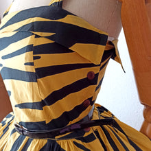 Laden Sie das Bild in den Galerie-Viewer, 1980s Does 1950s - GEORGES RECH, Paris - Animal Print Dress - W27 (68.5cm)