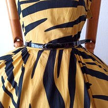 Laden Sie das Bild in den Galerie-Viewer, 1980s Does 1950s - GEORGES RECH, Paris - Animal Print Dress - W27 (68.5cm)