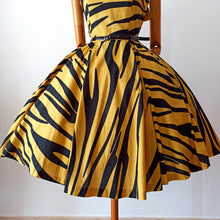 Laden Sie das Bild in den Galerie-Viewer, 1980s Does 1950s - GEORGES RECH, Paris - Animal Print Dress - W27 (68.5cm)