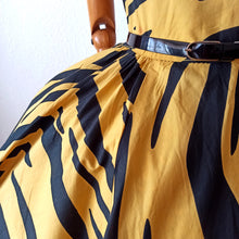 Laden Sie das Bild in den Galerie-Viewer, 1980s Does 1950s - GEORGES RECH, Paris - Animal Print Dress - W27 (68.5cm)