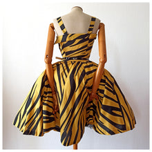 Laden Sie das Bild in den Galerie-Viewer, 1980s Does 1950s - GEORGES RECH, Paris - Animal Print Dress - W27 (68.5cm)