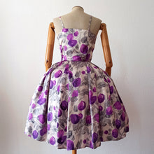 Charger l'image dans la galerie, 1950s - Stunning Satin Silk Floral Dress - W27 (68.5cm)