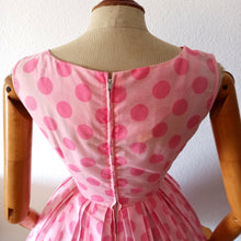 Charger l'image dans la galerie, 1950s 1960s - Adorable Pink Dots Dress - W25 (64cm)