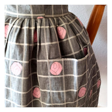 Charger l'image dans la galerie, 1950s 1960s - Adorable Grey Roses Cotton Dress - W27 (68.5cm)
