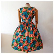 Laden Sie das Bild in den Galerie-Viewer, 1950s 1960s - Stunning Floral Rayon Dress - W28 (71cm)