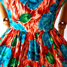 Laden Sie das Bild in den Galerie-Viewer, 1950s 1960s - Stunning Floral Rayon Dress - W28 (71cm)