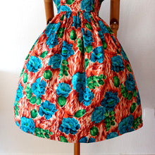Laden Sie das Bild in den Galerie-Viewer, 1950s 1960s - Stunning Floral Rayon Dress - W28 (71cm)