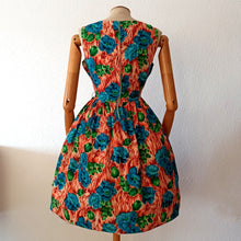 Laden Sie das Bild in den Galerie-Viewer, 1950s 1960s - Stunning Floral Rayon Dress - W28 (71cm)