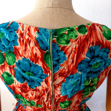 Laden Sie das Bild in den Galerie-Viewer, 1950s 1960s - Stunning Floral Rayon Dress - W28 (71cm)
